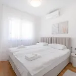 Nice Apartment In Brodarica With House Sea View *