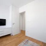 Nice Apartment In Brodarica With House Sea View 布罗达里卡