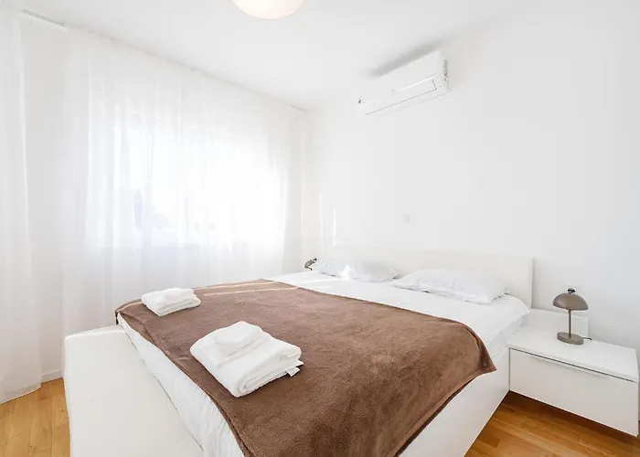 Lovely In * Brodarica (Sibenik-Knin)